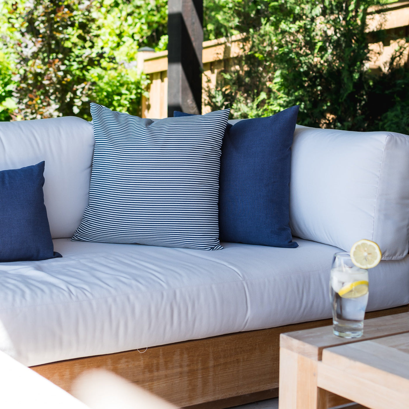 OUTDOOR PILLOW - NAVY STRIPE 20"