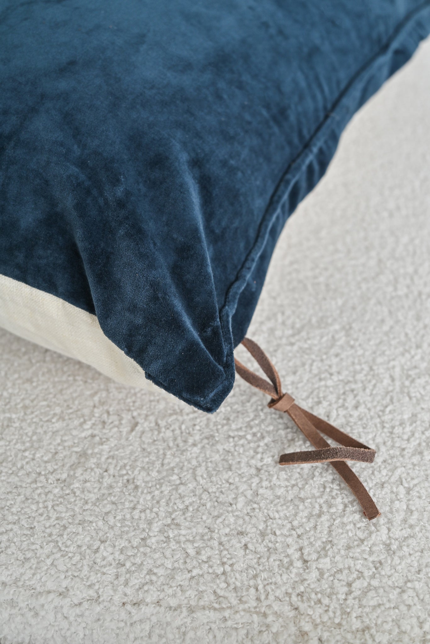 VELVET - HOTEL COLLECTION NAVY LUMBAR