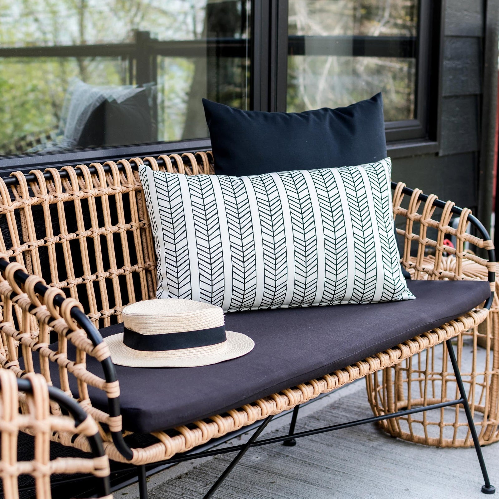 OUTDOOR PILLOW - BLACK AND WHITE LUMBAR