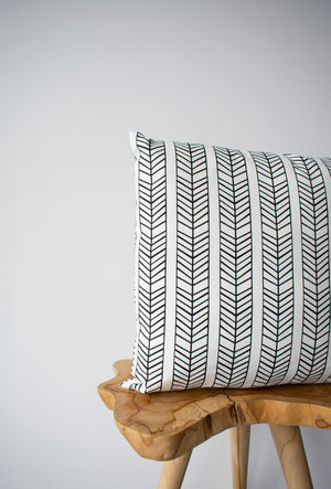 OUTDOOR PILLOW - BLACK AND WHITE 20"