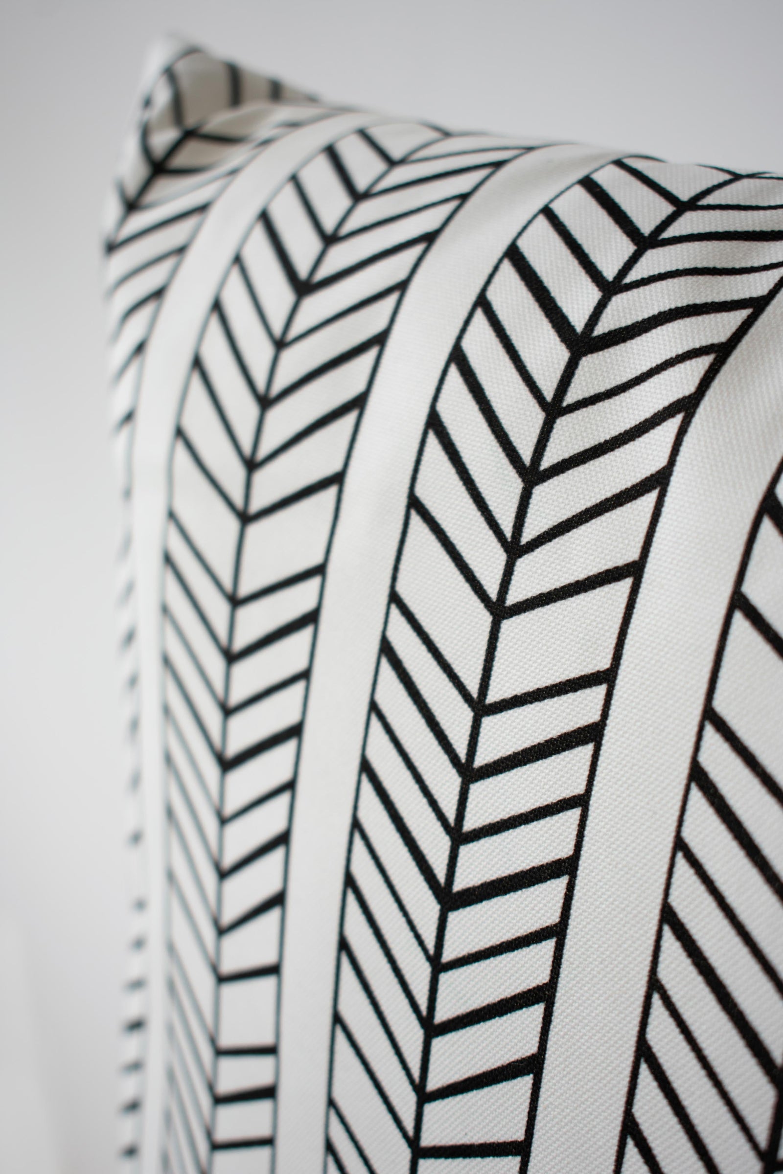 OUTDOOR PILLOW - BLACK AND WHITE 20"