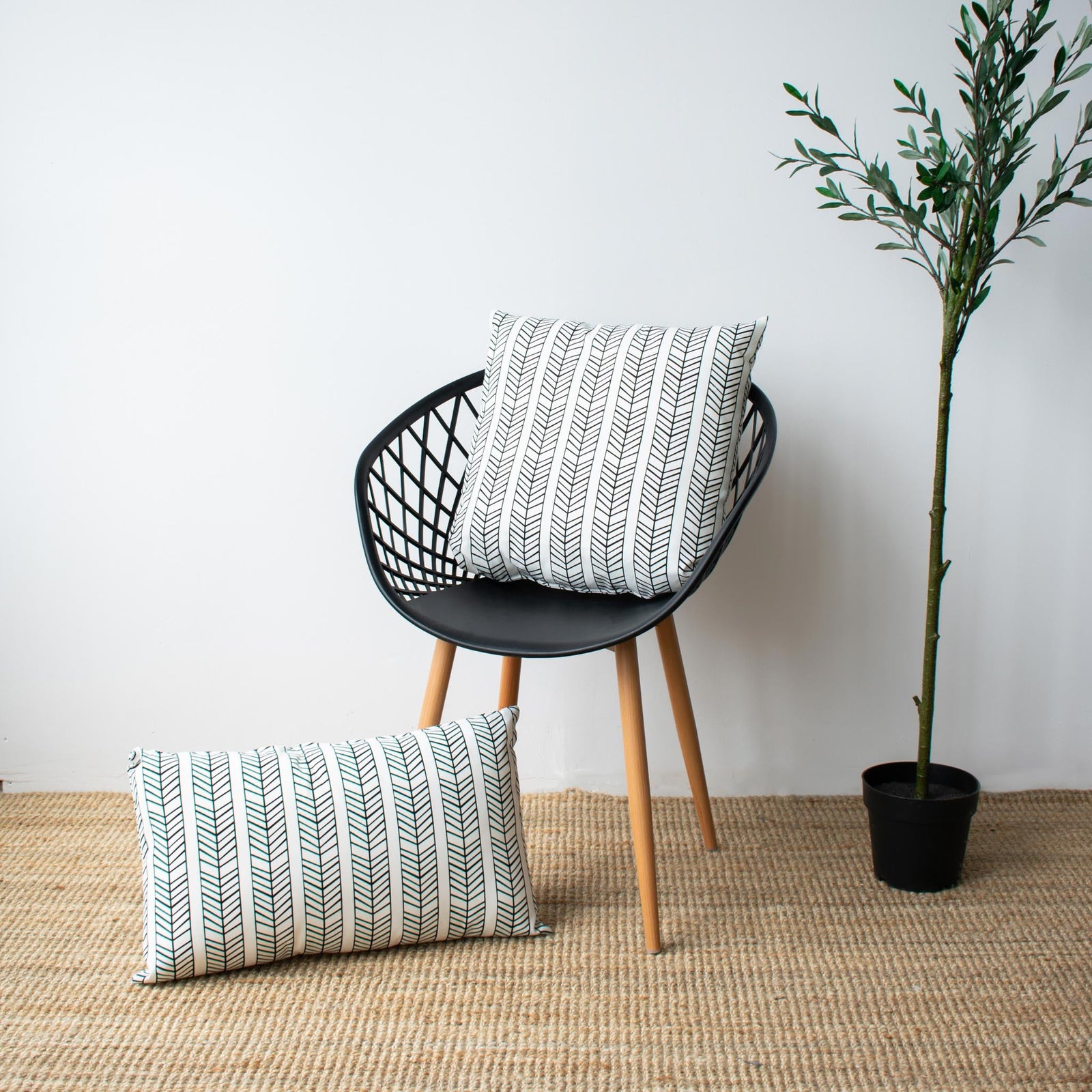 OUTDOOR PILLOW - BLACK AND WHITE LUMBAR