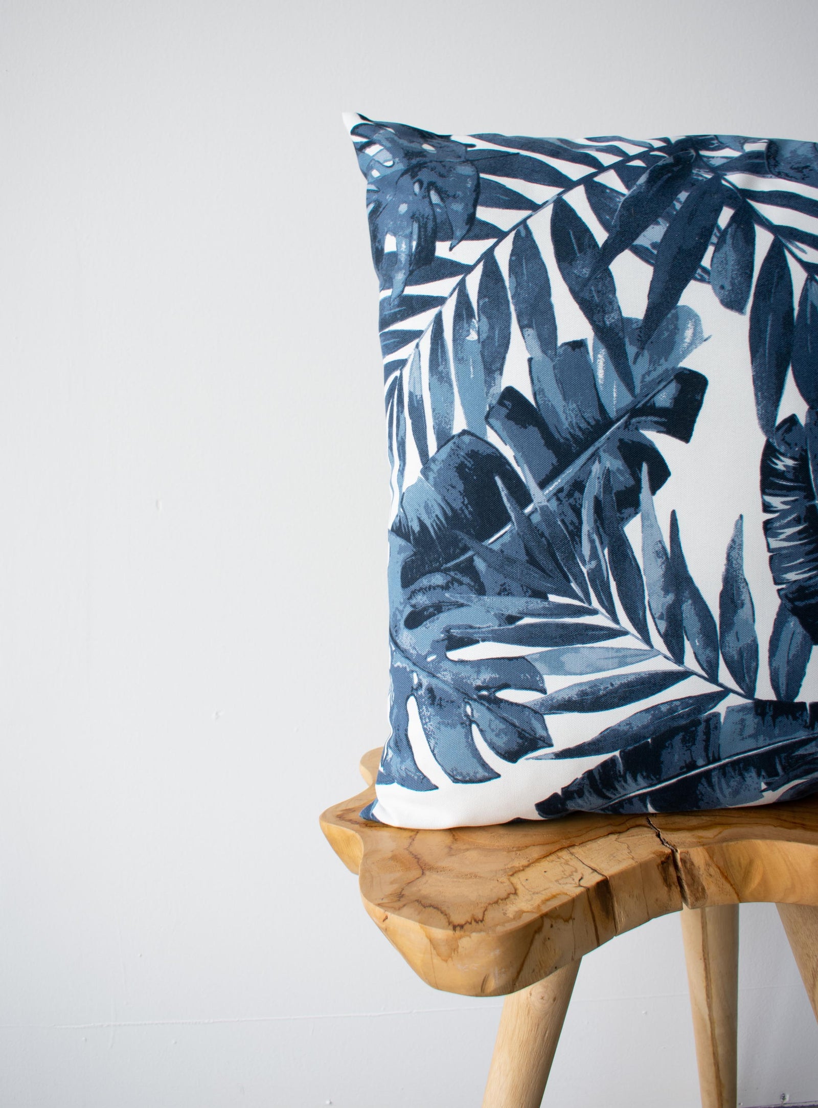 OUTDOOR PILLOW - NAVY PALM LEAF 20"