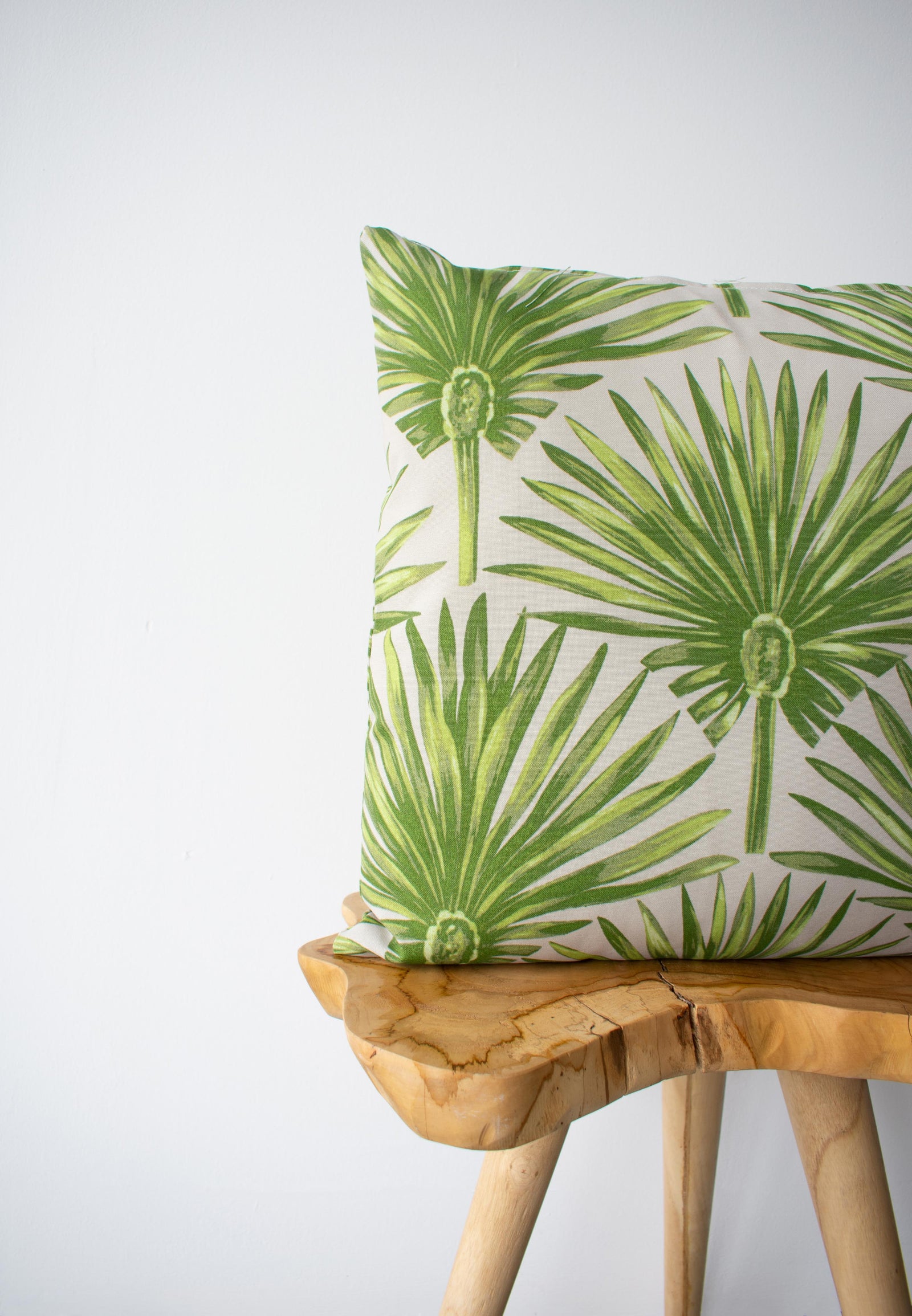 OUTDOOR PILLOW - GREEN PALM LEAF 20"
