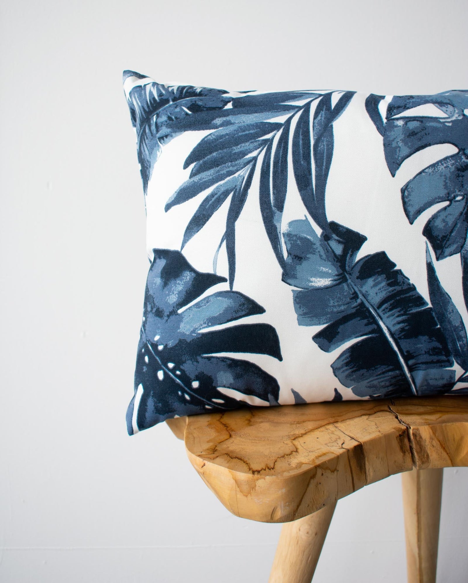 OUTDOOR PILLOW - NAVY PALM LEAF LUMBAR