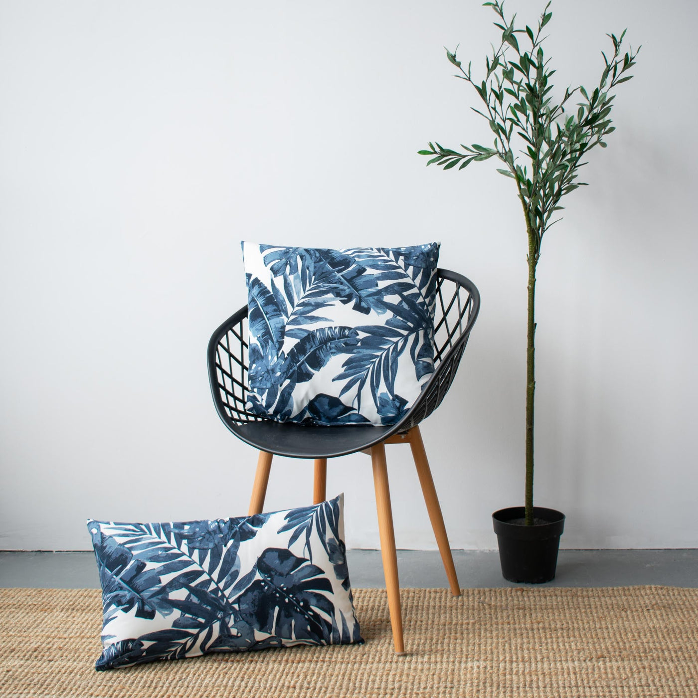 OUTDOOR PILLOW - NAVY PALM LEAF 20"