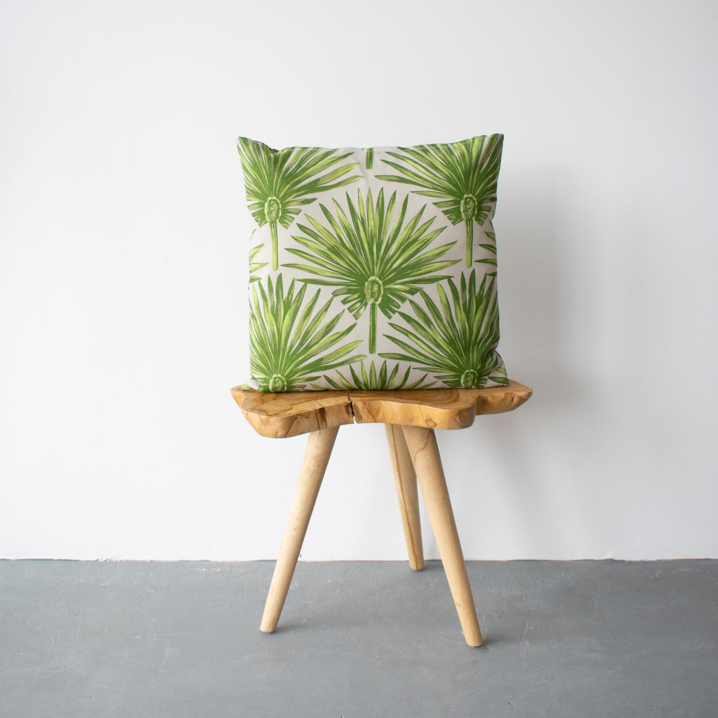 OUTDOOR PILLOW - GREEN PALM LEAF 20"