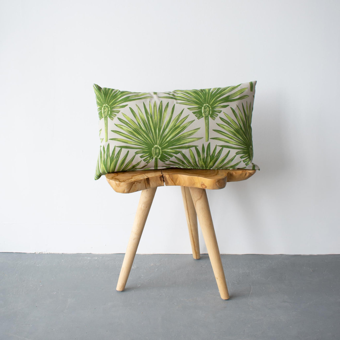 OUTDOOR PILLOW - GREEN PALM LEAF LUMBAR