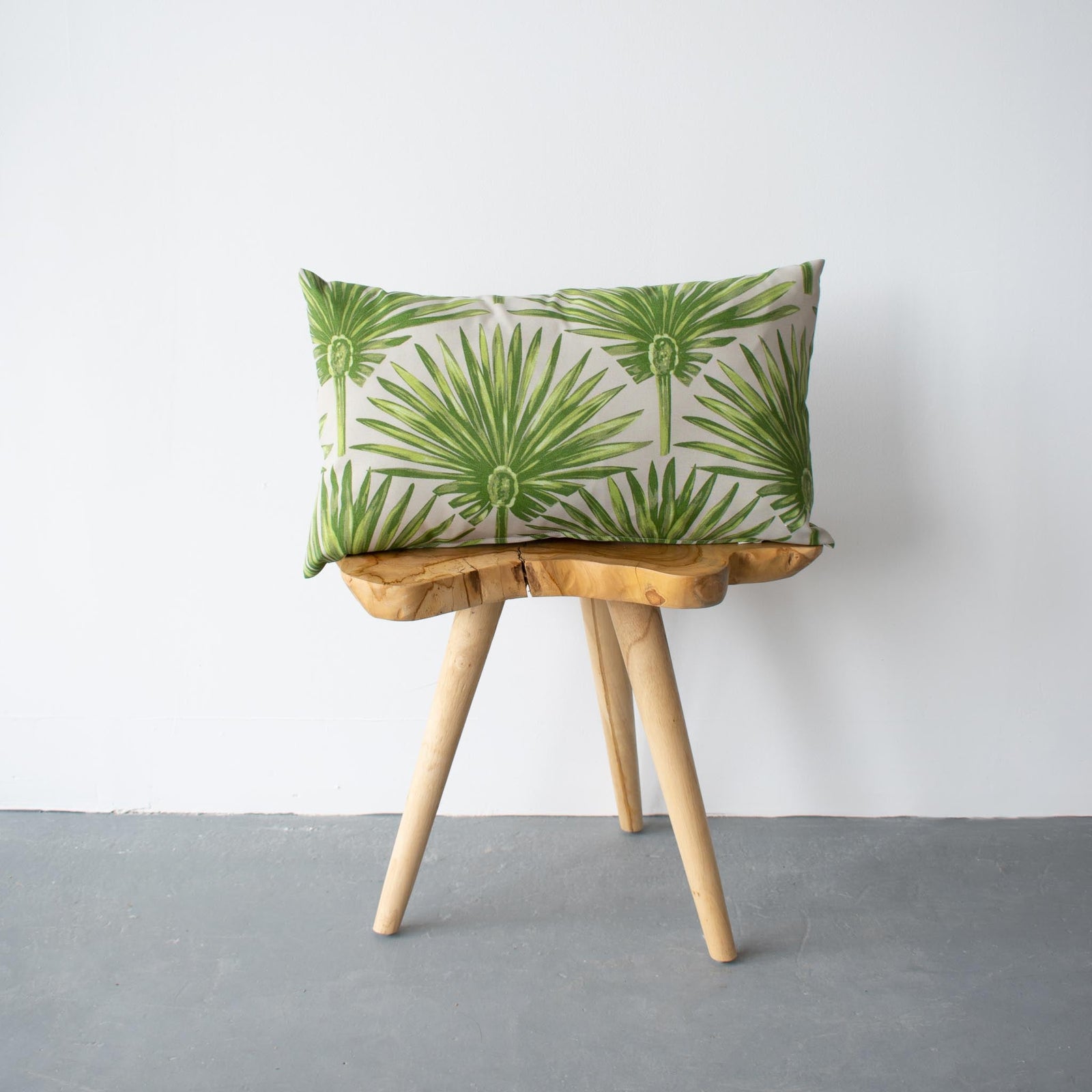 OUTDOOR PILLOW - GREEN PALM LEAF LUMBAR