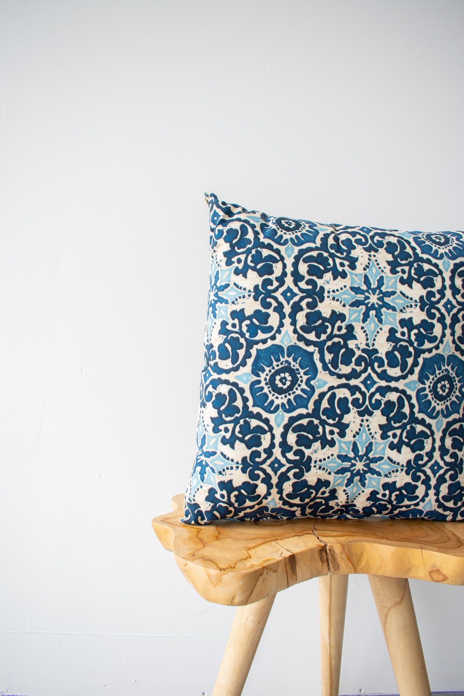 OUTDOOR PILLOW - BLUE FLORAL 20"