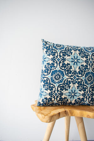 OUTDOOR PILLOW - BLUE FLORAL 20"