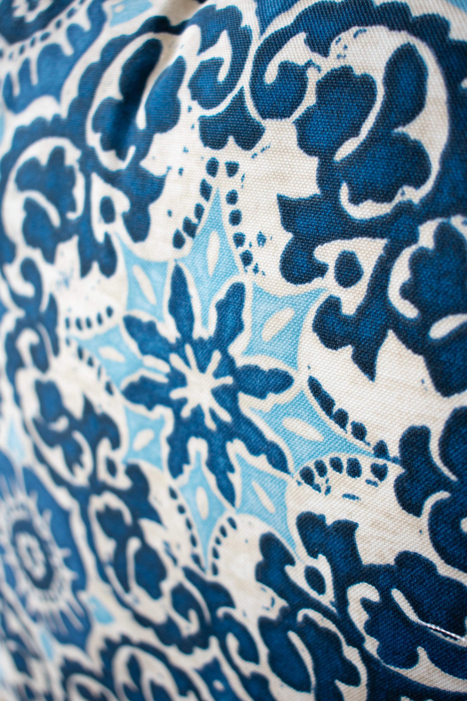 OUTDOOR PILLOW - BLUE FLORAL 20"