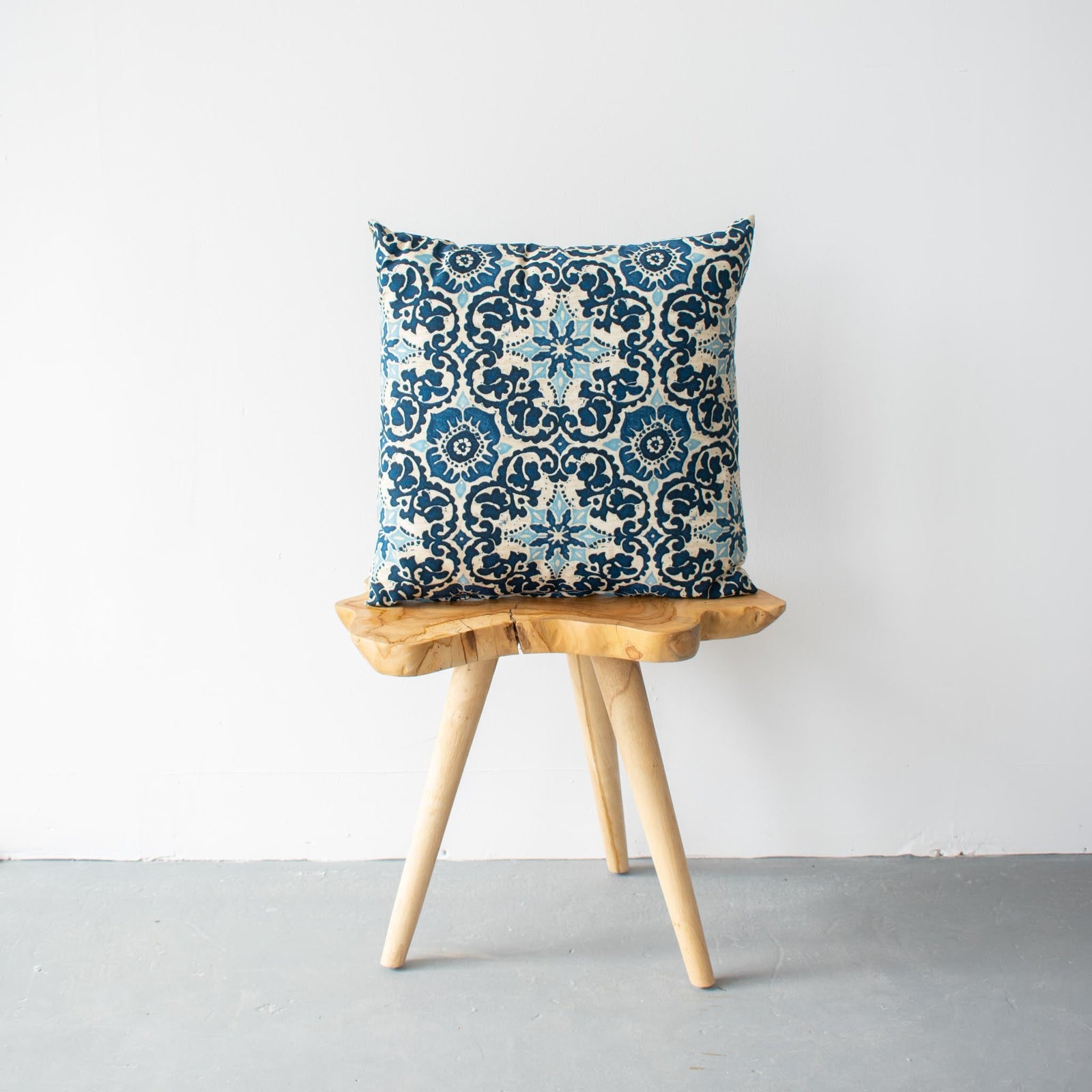 OUTDOOR PILLOW - BLUE FLORAL 20"