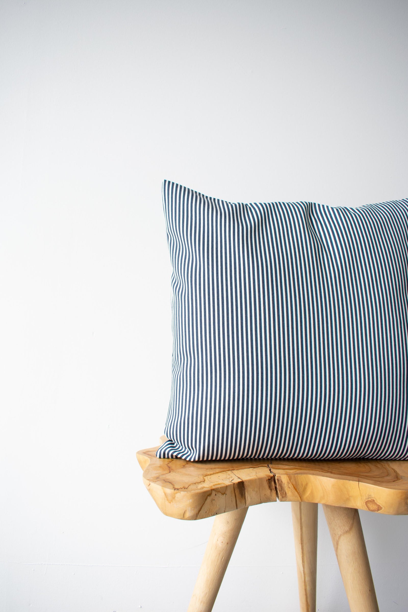 OUTDOOR PILLOW - NAVY STRIPE 20"