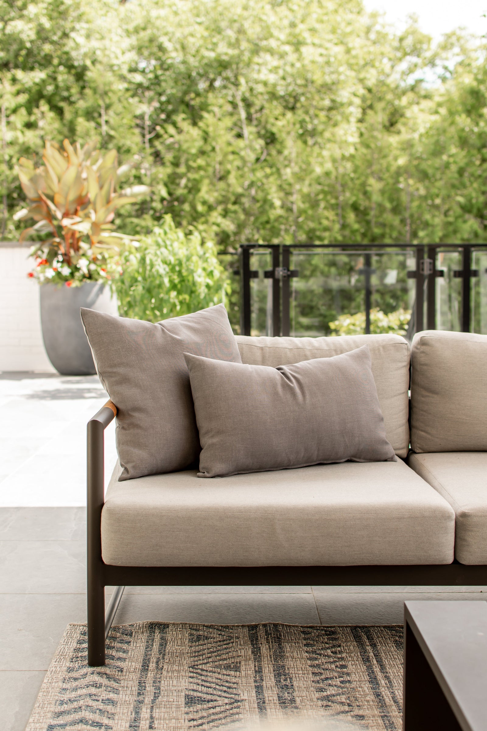 OUTDOOR PILLOW - GREY LUMBAR